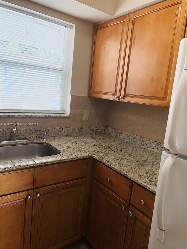 Foto del edificio - 1980 NE 38th St