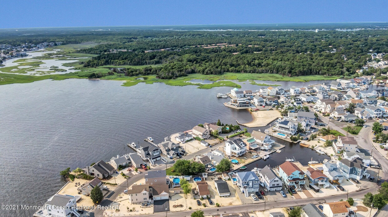 Primary Photo - 117 Shore Dr