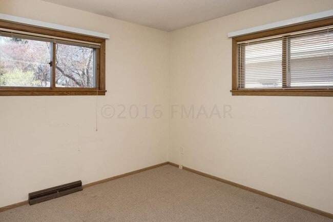 Building Photo - 5 Bedroom Home in Moorhead