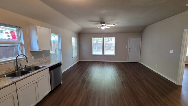 Sala de estar - 3417 Avenue G