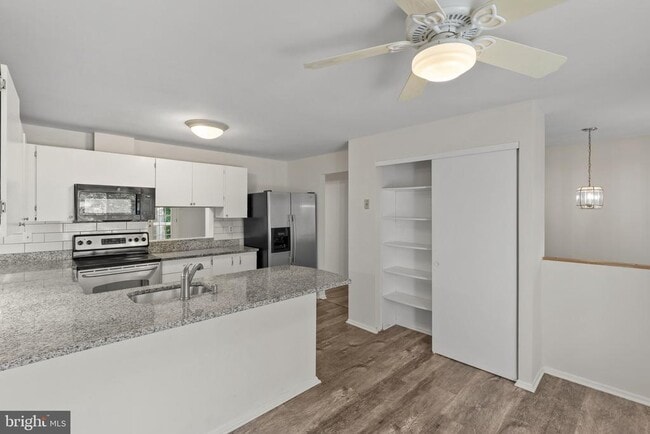 Building Photo - 11861 New Country Ln