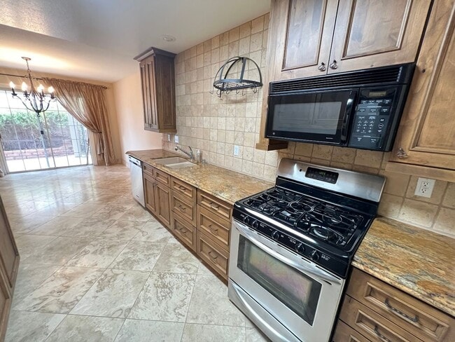 Building Photo - Silverado Ranch-2 Bedroom Townhome!