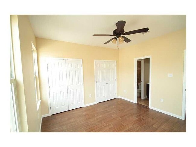 Master bedroom, with 2 large closets and natural light - 2528 Palmyra