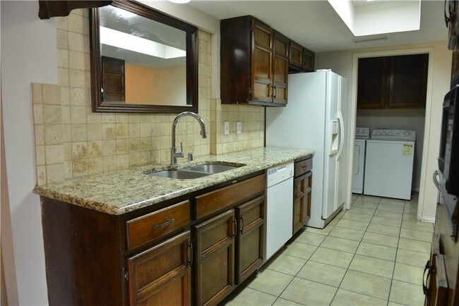 Foto del edificio - 2925 Golden Meadow Dr