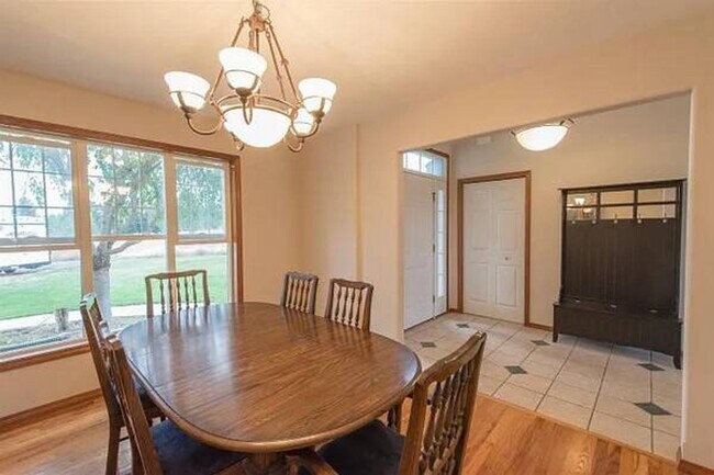 Foto del edificio - Beautiful Tri-Level Living on 5 Acres!