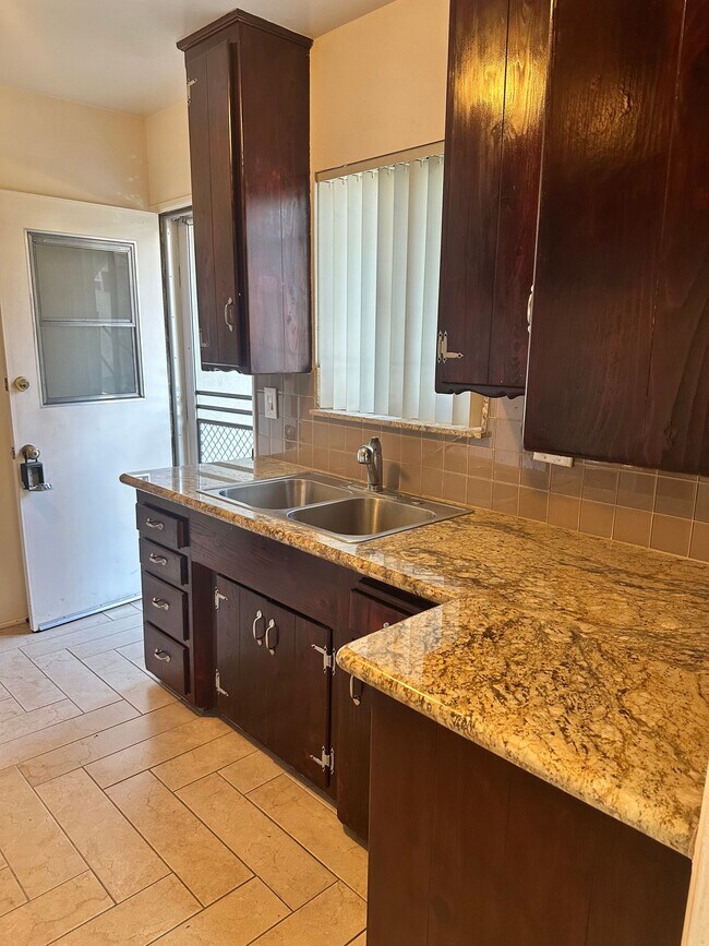 Foto del edificio - 11339 Valley Spring Ln