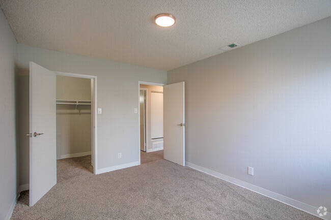 River Platinum - Primary Bedroom - Valley Apartments