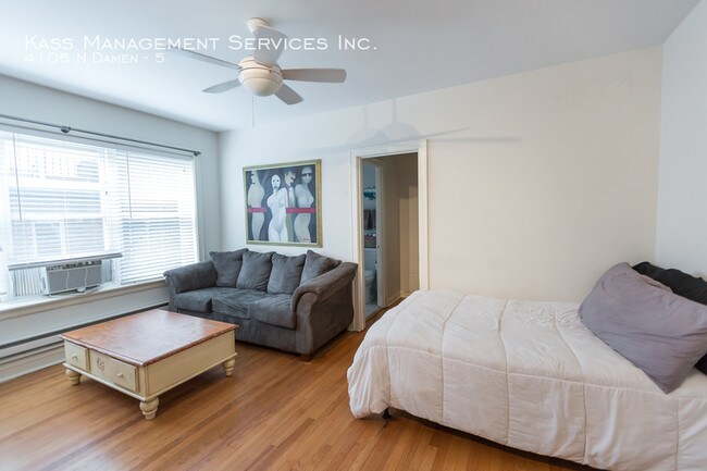 Foto del edificio - 4105 N Damen Ave