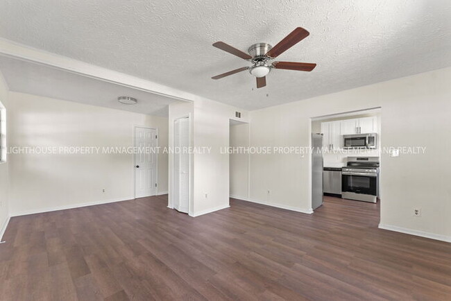 Building Photo - Cozy & Fully Renovated 2 Bed/1 Bath House ...