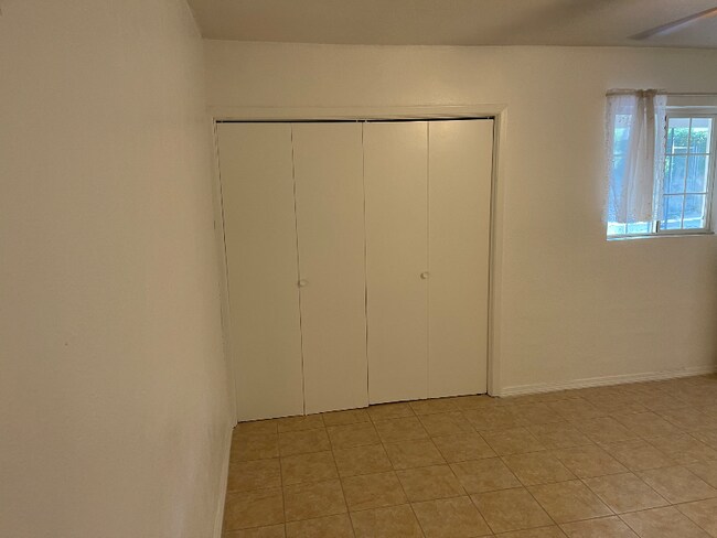 Building Photo - 608 Alicia Dr