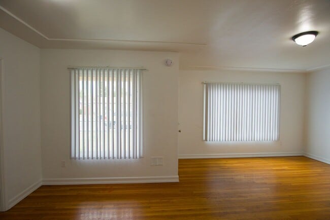 Foto del edificio - 170-170 1/2 Garret Avenue