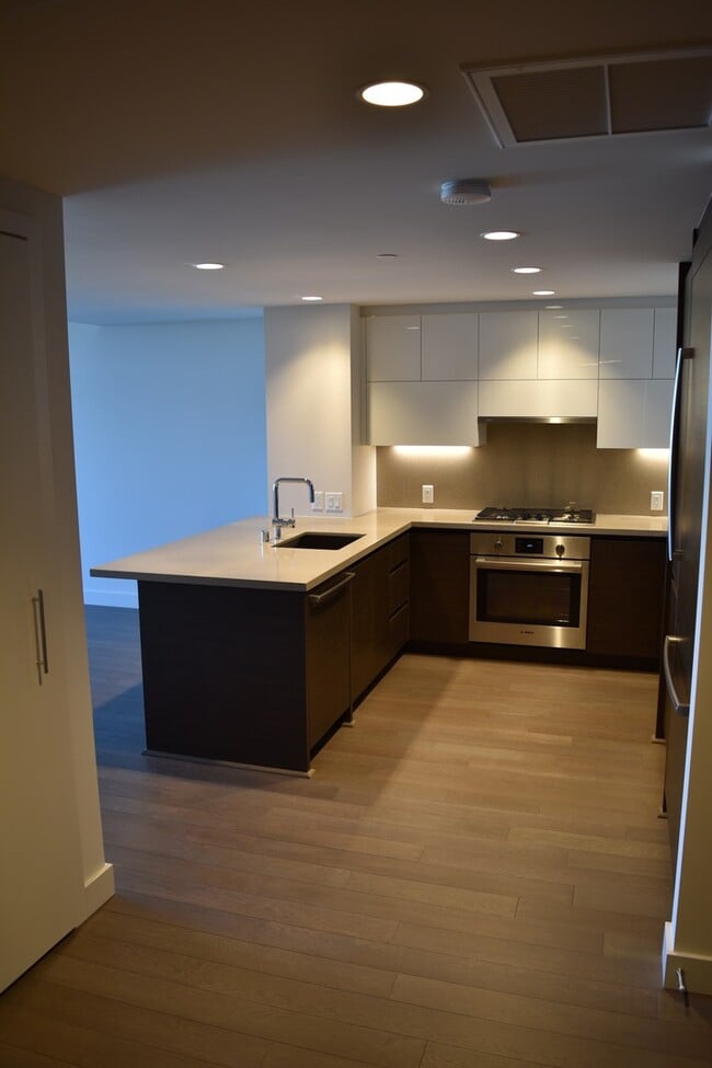 Building Photo - Spacious Luxury One Bedroom - Insignia