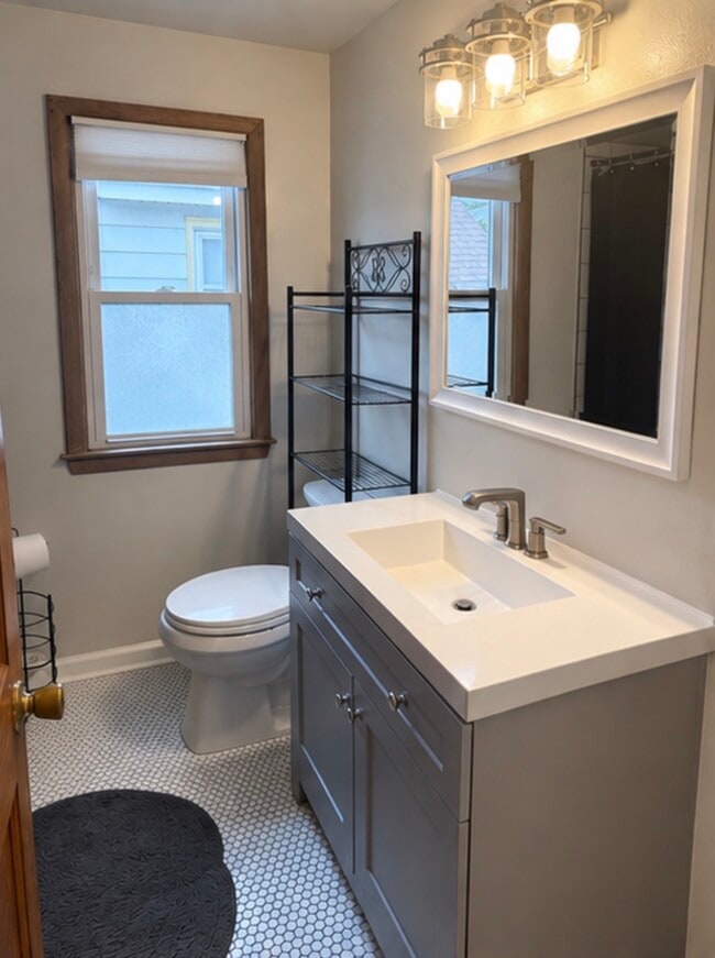 Building Photo - 529 S 74th St