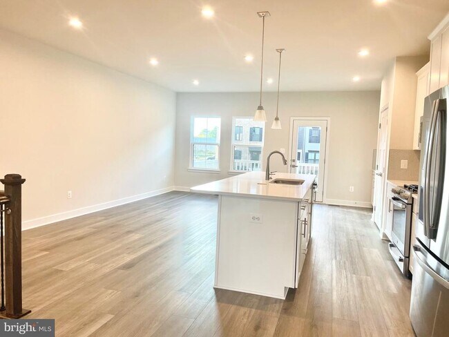 Building Photo - 14048 Sunrise Valley Dr