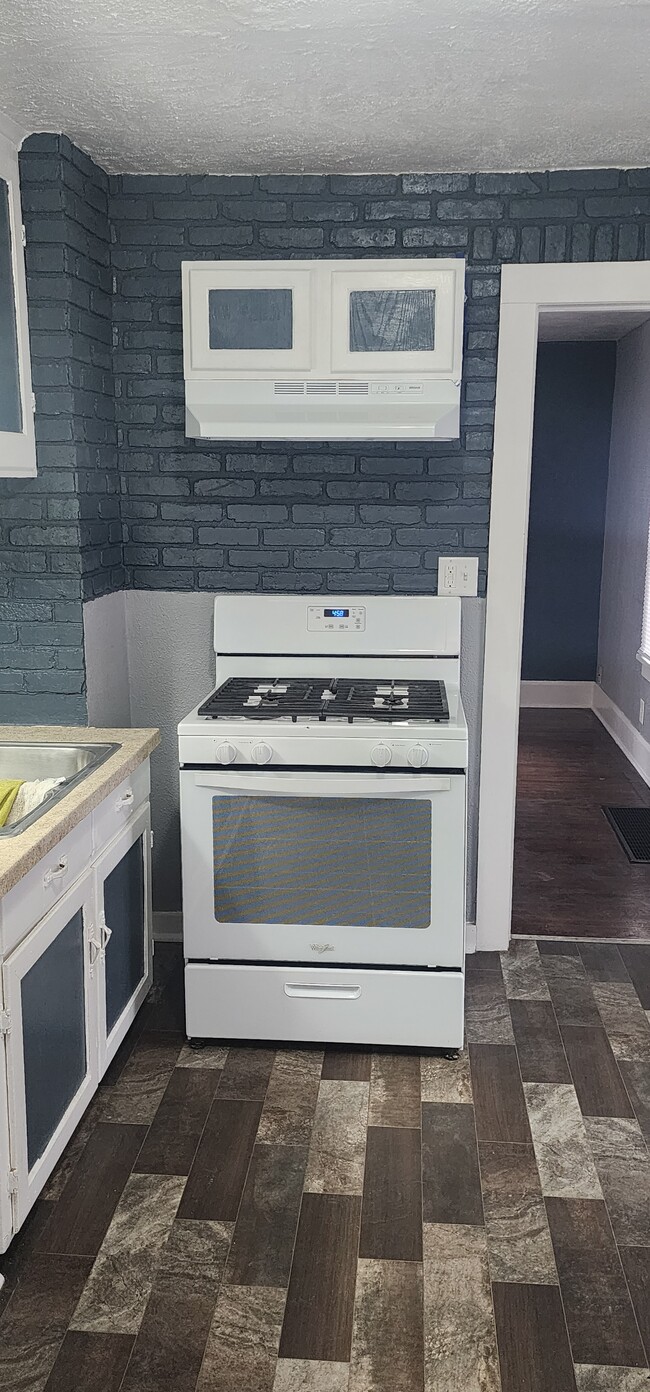 Building Photo - 808 Irving Ave