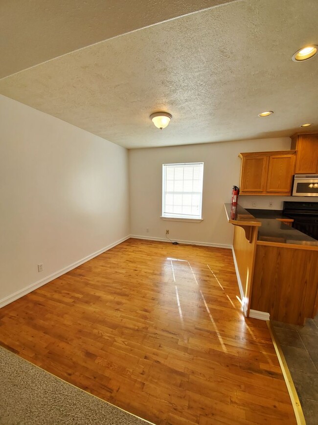 Building Photo - Spacious Apartment Available