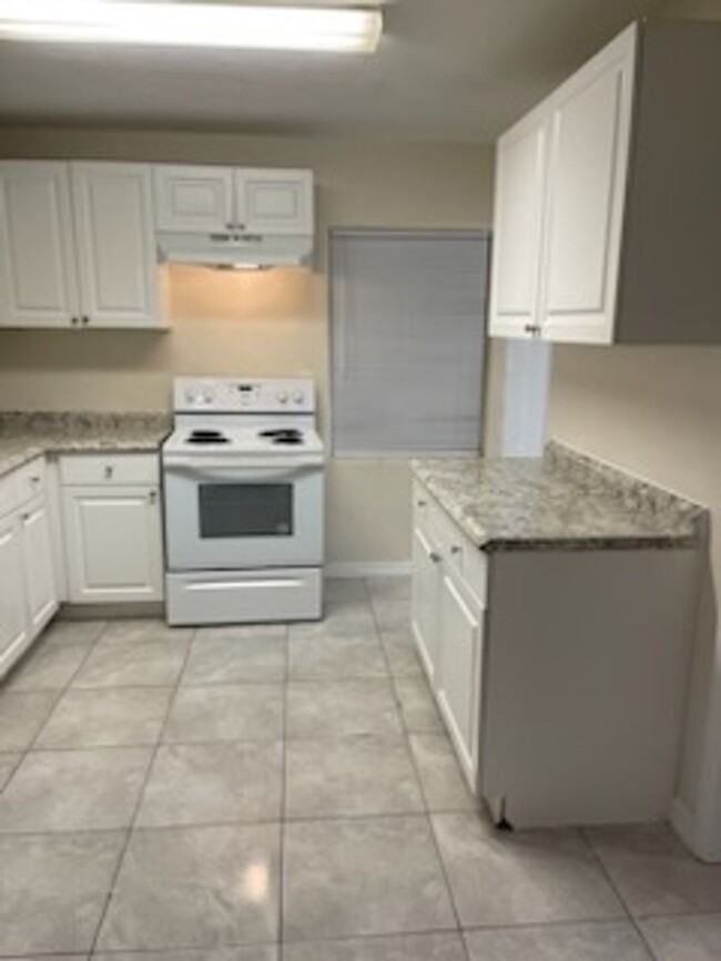 Building Photo - 3 Bedroom 1 Bathroom Home For rent at 606 ...