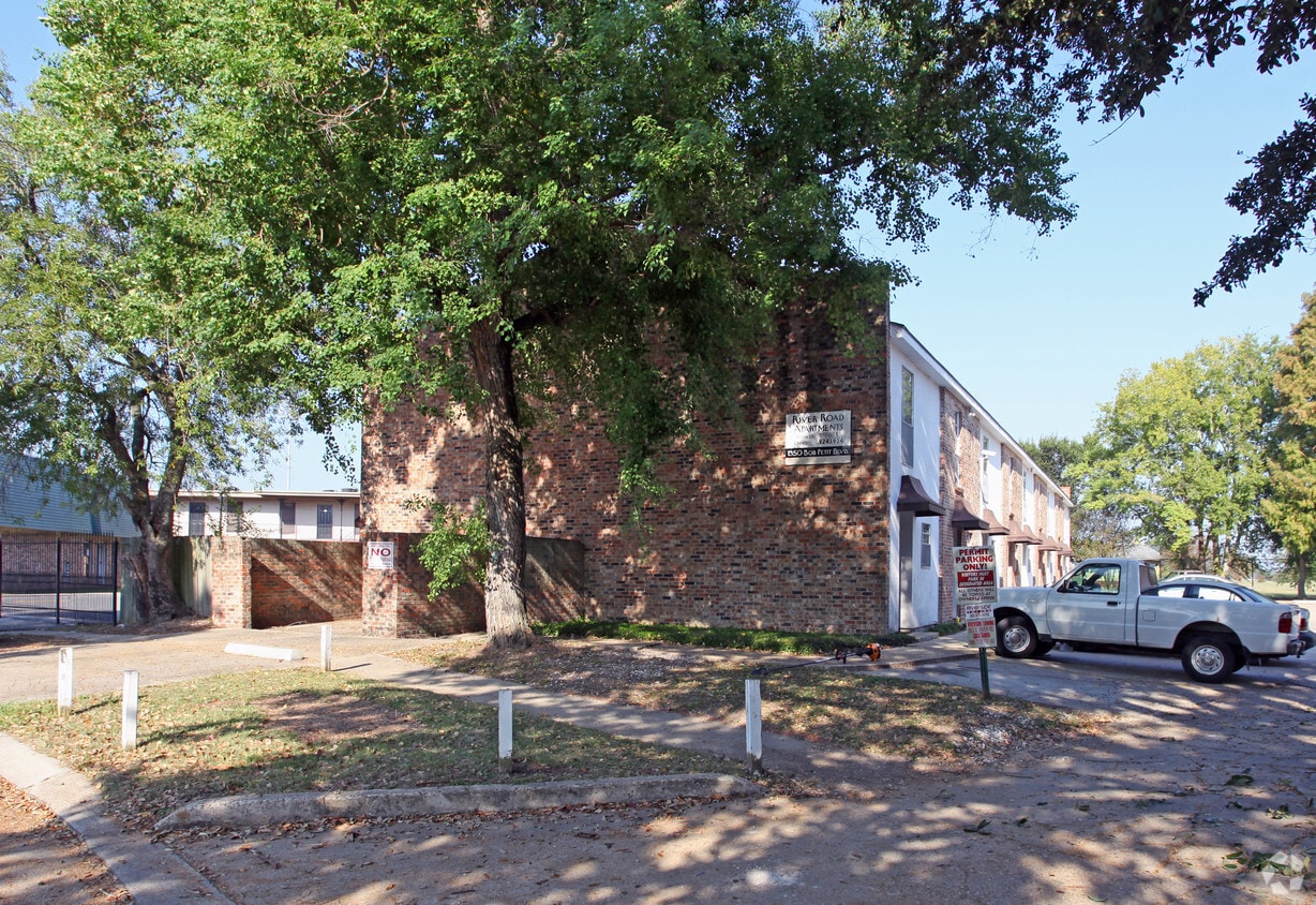 Primary Photo - River Road Apartments