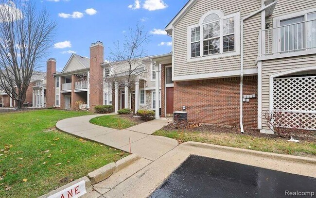 Foto del edificio - 5472 Pine Aires Dr