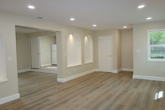 Building Photo - Cute Country Living!