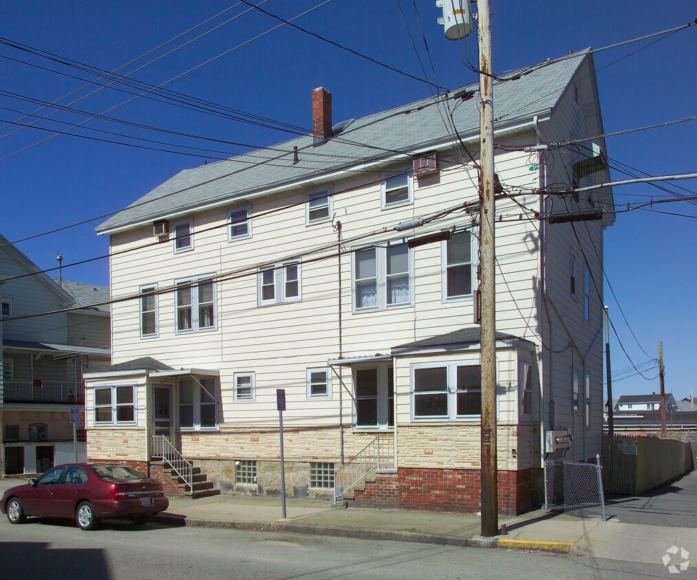 Building Photo - 738-746 King Philip St
