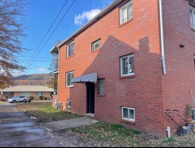 Foto del edificio - 651 Maple Ave
