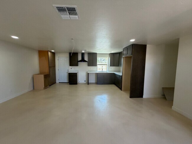 Building Photo - 3 Bedroom 2 Bath by Reid Park !