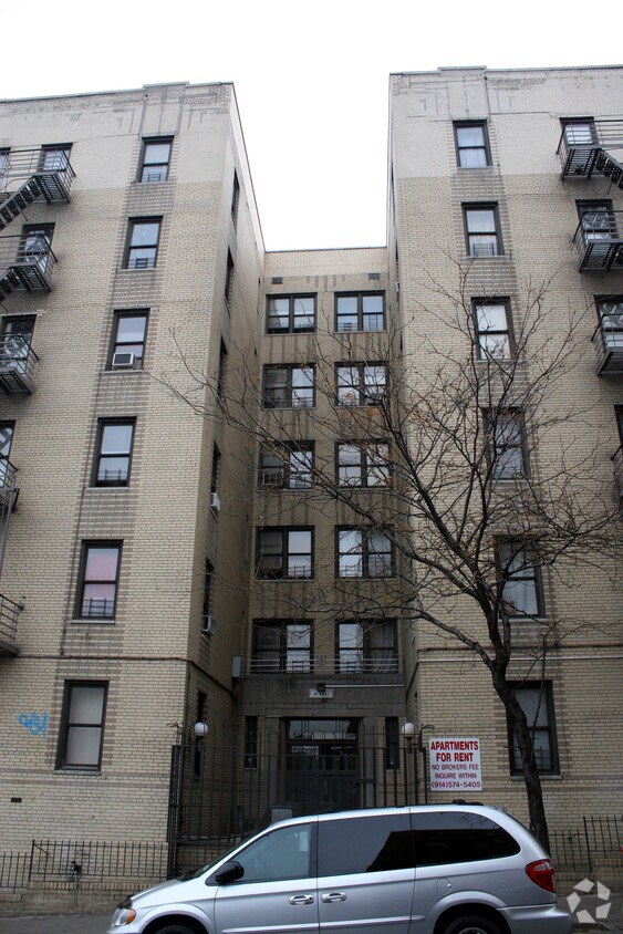 Entrada - 5 E 196th St