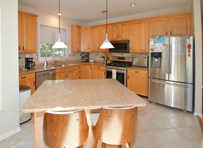 Building Photo - 25 Patriot Hill Dr