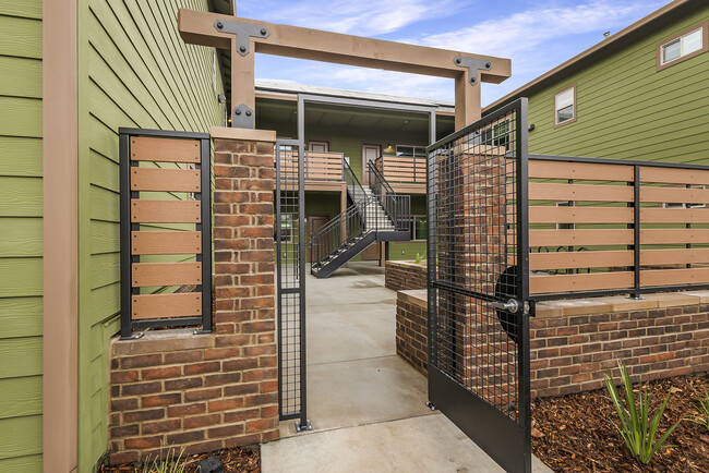 Entrada al patio - Courtyard at Oakdale