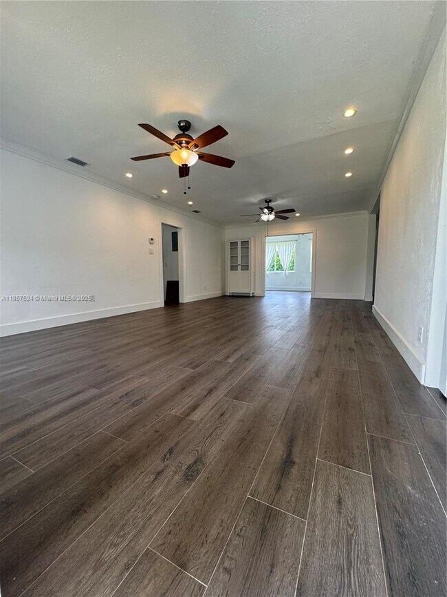 Foto del edificio - 6590 SW 21st St