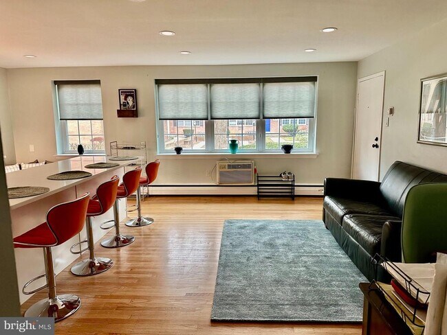 Foto del edificio - 1334 Montgomery Ave