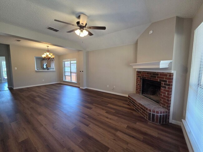 Building Photo - Beautiful 3-2-2 Move In Ready!