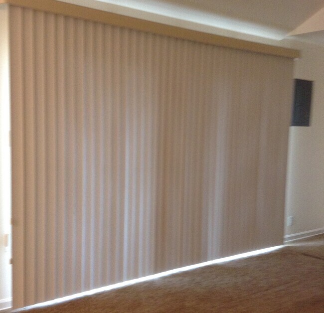 Building Photo - 690 Robinwood Dr
