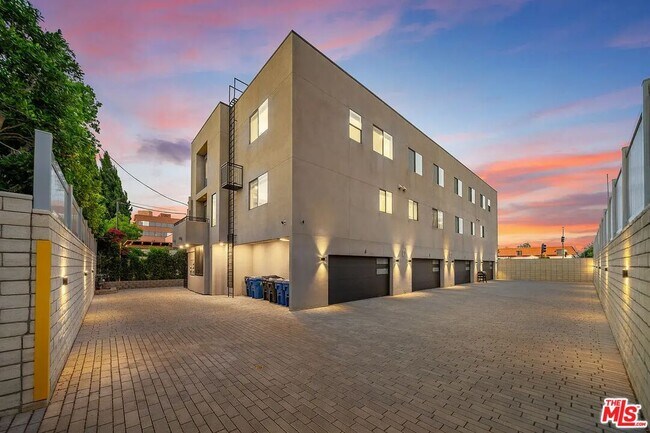 Foto del edificio - 4637 Laurel Canyon Blvd