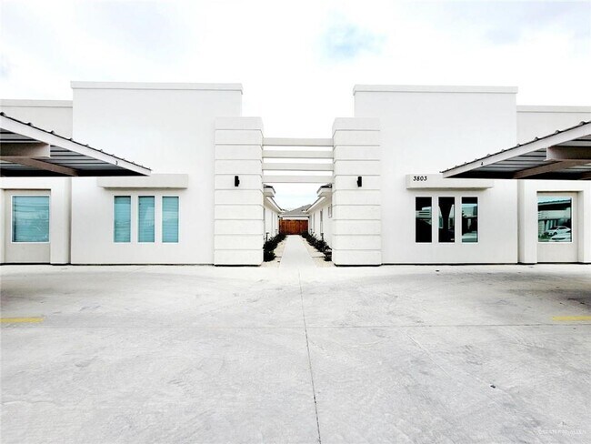 Foto del edificio - 3803 Las Vistas Ln