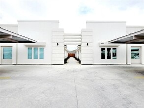 Building Photo - 11 Las Vistas Ln