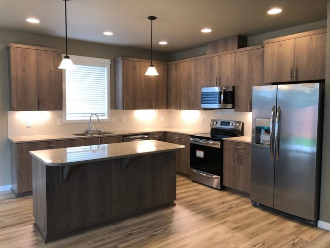 Building Photo - Small Quiet Neighborhood