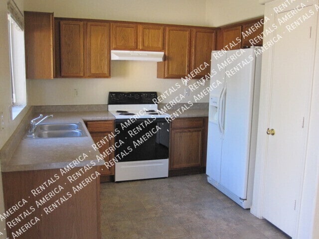 Building Photo - 427 S Sabrina