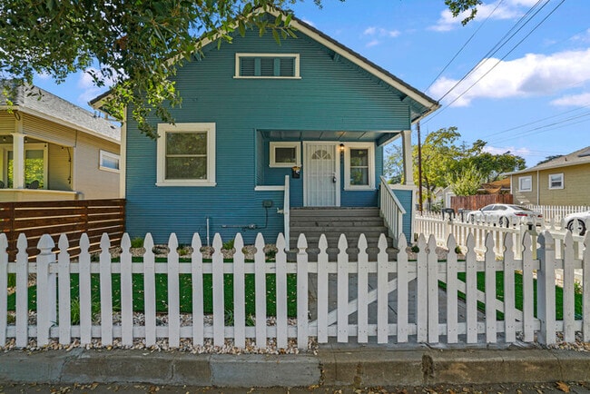 Charming 3 Bedroom Home Near Broadway | Spacious Layout | Prime Sacramento Location - Charming 3 Bedroom Home Near Broadway | Spacious Layout | Prime Sacramento Location