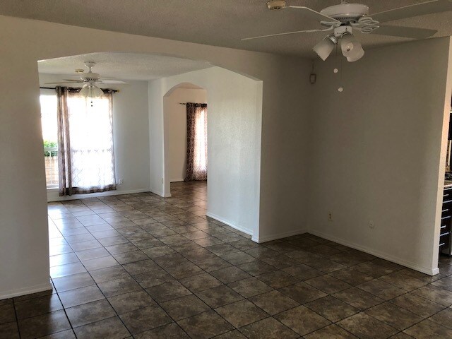 Building Photo - 912 St Laurent Dr