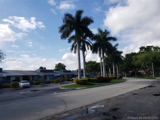 Building Photo - 4007 W Woodscape Dr  1-K Miramar Fl 33023