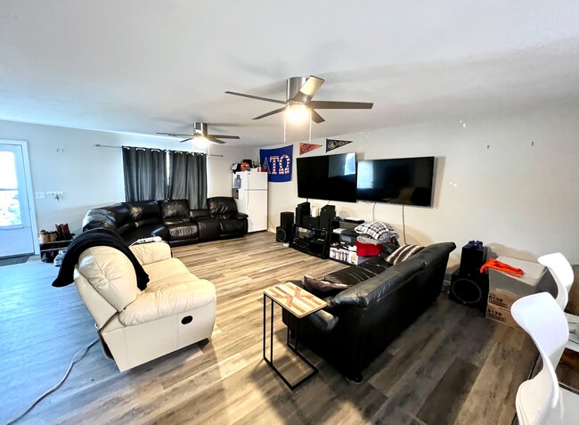 Foto del edificio - 233 Pheasant Run Dr