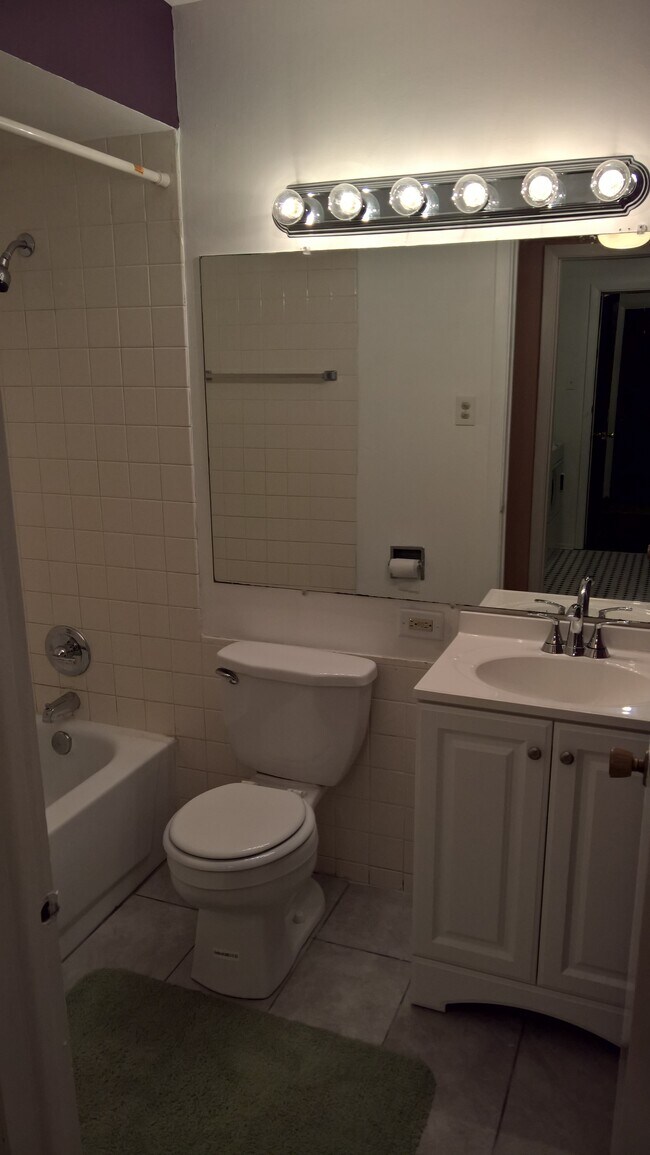 Full bath - 818 Sandra Dr