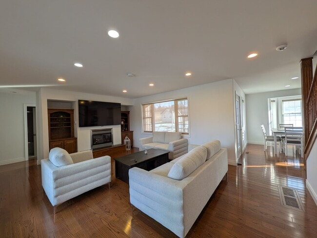 Building Photo - 130 River Dr