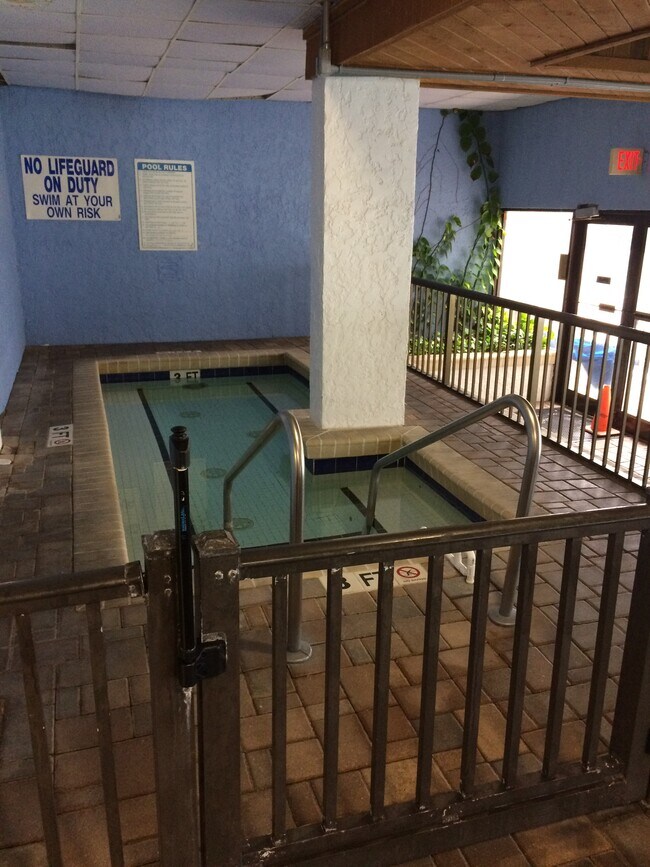 Bañera de hidromasaje interior - 1905 S Ocean Blvd