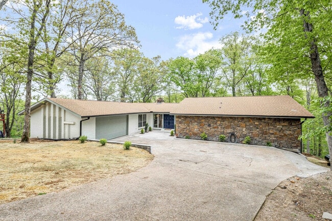Building Photo - 16 Brompton Ln
