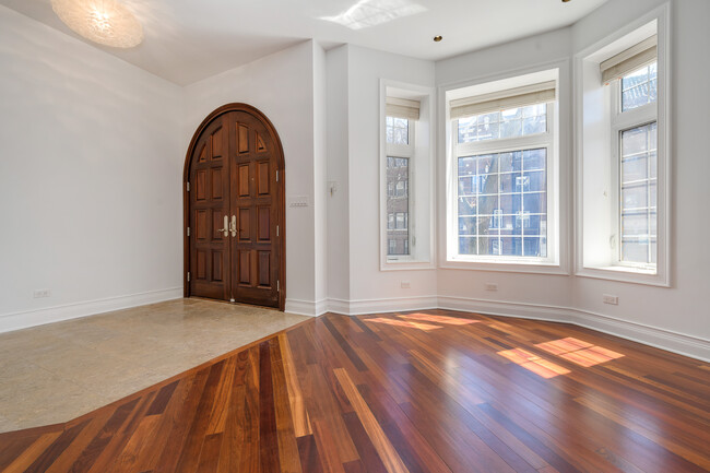 Foto del edificio - 550 W Oakdale Ave