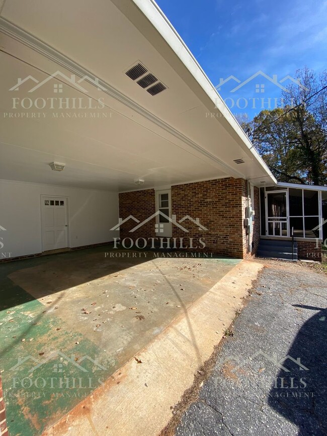 Foto del edificio - 3-Bedroom Home with Screened Porch & New A...