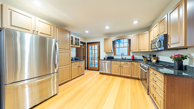 Building Photo - 22 Saybrook St